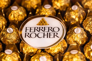 İtalya - 6 Aralık 2024: Ferrero Rocher altın parıltılı arka planda özel çikolata