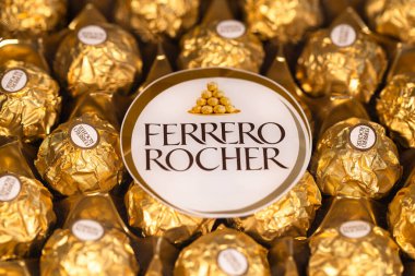 İtalya - 6 Aralık 2024: Ferrero Rocher altın parıltılı arka planda özel çikolata