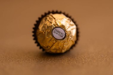 İtalya - 6 Aralık 2024: Ferrero Rocher altın parıltılı arka planda özel çikolata