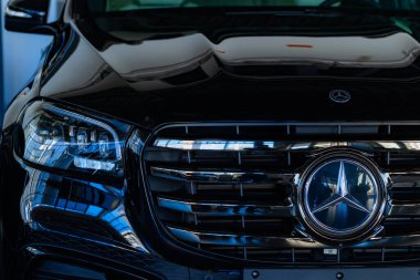 Lviv, Ukrayna - 26 Kasım 2024: Mercedes-Benz otomobili