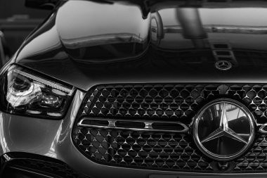 Lviv, Ukrayna - 26 Kasım 2024: Mercedes-Benz otomobili