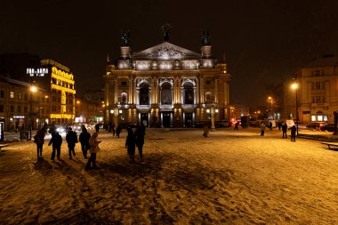 Lviv, Ukrayna - 10 Aralık 2024: Kışın Lviv Ulusal Operası