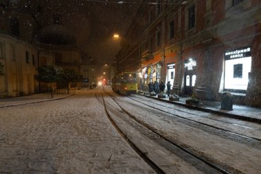 Lviv, Ukrayna - 10 Aralık 2024: Geceleri Lviv 'de pazar meydanı