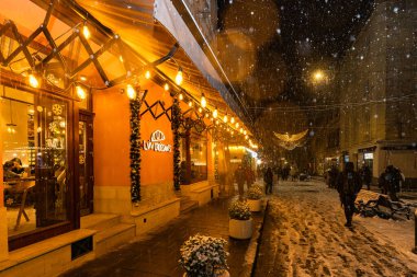 Lviv, Ukrayna - 10 Aralık 2024: Lviv Croissants Lokantası, Lviv