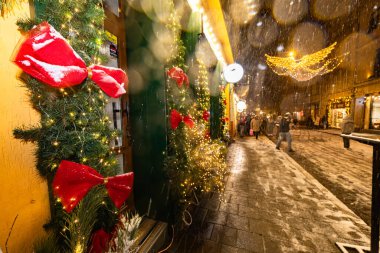 Lviv, Ukrayna - 10 Aralık 2024: Lviv Caddesi 'ndeki Churrassco Restoranı Noel süslemesi