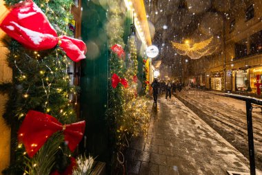 Lviv, Ukrayna - 10 Aralık 2024: Lviv Caddesi 'ndeki Churrassco Restoranı Noel süslemesi