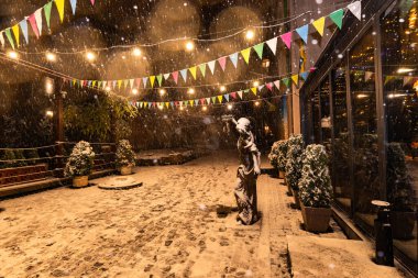 Lviv, Ukrayna - 10 Aralık 2024: Kışın Lviv Caddesi