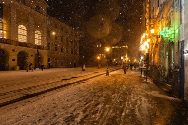 Lviv, Ukrayna - 10 Aralık 2024: Geceleri Lviv 'de pazar meydanı