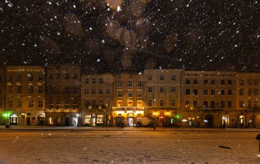Lviv, Ukrayna - 10 Aralık 2024: Geceleri Lviv 'de pazar meydanı