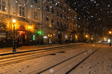 Lviv, Ukrayna - 10 Aralık 2024: Geceleri Lviv 'de pazar meydanı