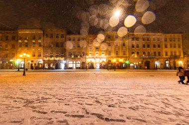 Lviv, Ukrayna - 10 Aralık 2024: Geceleri Lviv 'de pazar meydanı