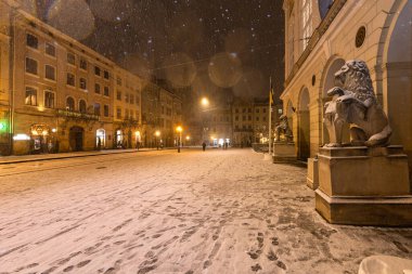Lviv, Ukrayna - 10 Aralık 2024: Geceleri Lviv 'de pazar meydanı