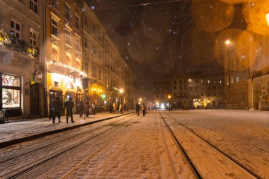 Lviv, Ukrayna - 10 Aralık 2024: Geceleri Lviv 'de pazar meydanı