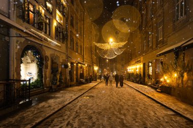 Lviv, Ukrayna - 10 Aralık 2024: Kışın Lviv Caddesi