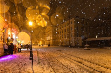 Lviv, Ukrayna - 10 Aralık 2024: Geceleri Lviv 'de pazar meydanı