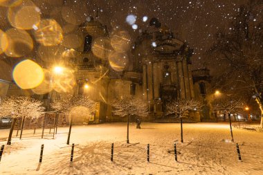 Lviv, Ukrayna - 10 Aralık 2024: Geceleri Lviv 'deki Dominik Kilisesi