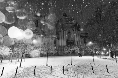 Lviv, Ukrayna - 10 Aralık 2024: Geceleri Lviv 'deki Dominik Kilisesi