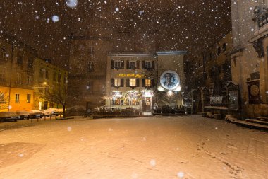 Lviv, Ukrayna - 10 Aralık 2024: Kışın Lviv Caddesi