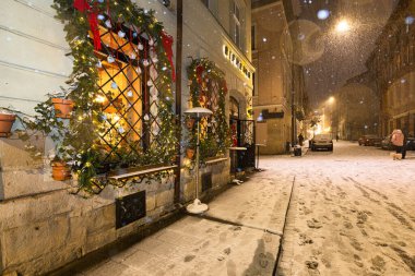 Lviv, Ukrayna - 10 Aralık 2024: Kışın Lviv Caddesi