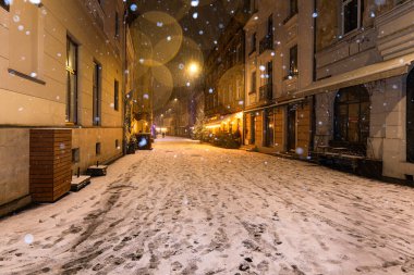 Lviv, Ukrayna - 10 Aralık 2024: Kışın Lviv Caddesi