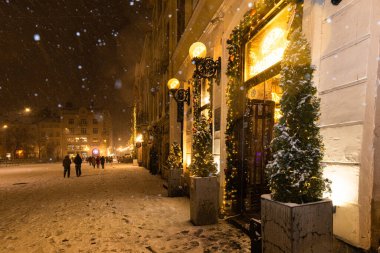 Lviv, Ukrayna - 10 Aralık 2024: Geceleri Lviv 'de pazar meydanı