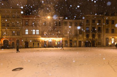 Lviv, Ukrayna - 10 Aralık 2024: Geceleri Lviv 'de pazar meydanı