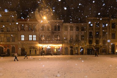 Lviv, Ukrayna - 10 Aralık 2024: Geceleri Lviv 'de pazar meydanı