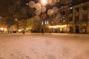 Lviv, Ukrayna - 10 Aralık 2024: Geceleri Lviv 'de pazar meydanı