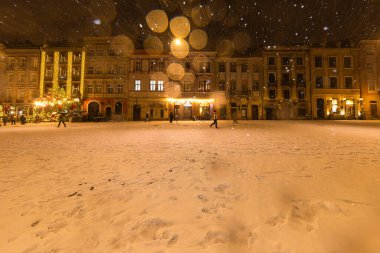 Lviv, Ukrayna - 10 Aralık 2024: Geceleri Lviv 'de pazar meydanı