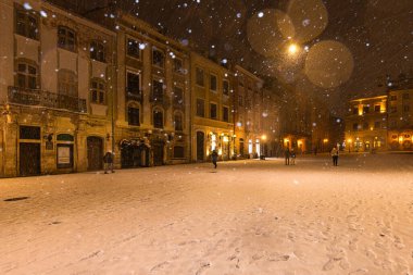 Lviv, Ukrayna - 10 Aralık 2024: Geceleri Lviv 'de pazar meydanı