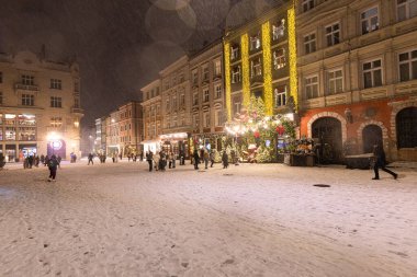 Lviv, Ukrayna - 10 Aralık 2024: Geceleri Lviv 'de pazar meydanı