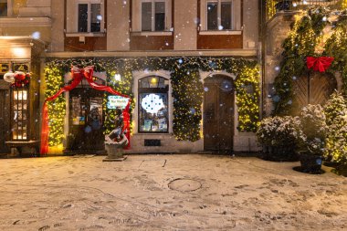 Lviv, Ukrayna - 10 Aralık 2024: Geceleri Lviv 'de pazar meydanı