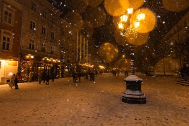 Lviv, Ukrayna - 10 Aralık 2024: Geceleri Lviv 'de pazar meydanı