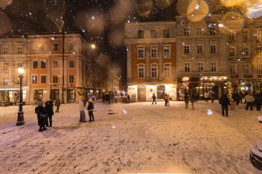 Lviv, Ukrayna - 10 Aralık 2024: Geceleri Lviv 'de pazar meydanı