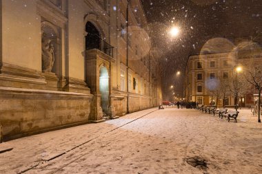 Lviv, Ukrayna - 10 Aralık 2024: Kışın Lviv Caddesi