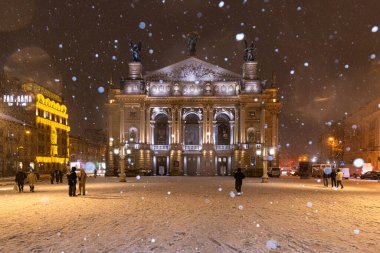 Lviv, Ukrayna - 10 Aralık 2024: Kışın Lviv Ulusal Operası