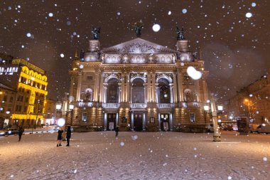 Lviv, Ukrayna - 10 Aralık 2024: Kışın Lviv Ulusal Operası
