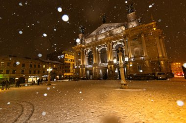 Lviv, Ukrayna - 10 Aralık 2024: Kışın Lviv Ulusal Operası