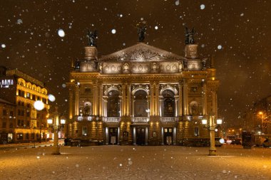 Lviv, Ukrayna - 10 Aralık 2024: Kışın Lviv Ulusal Operası