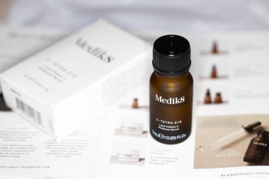 Lviv, Ukrayna - 12 Aralık 2024: Medik8 C-Tetra Göz Lipid C Vitamin Parlaklık Serumu