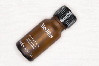 Lviv, Ukrayna - 12 Aralık 2024: Medik8 C-Tetra Göz Lipid C Vitamin Parlaklık Serumu