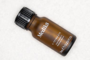 Lviv, Ukrayna - 12 Aralık 2024: Medik8 C-Tetra Göz Lipid C Vitamin Parlaklık Serumu