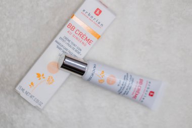 Lviv, Ukrayna - 12 Aralık 2024: Erborian BB Kremi - Makyaj Kremi Bebek Cildi Etkisi