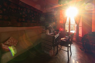 Geleneksel Noel kutlamaları için dekore edilmiş Ukrayna etnik evi