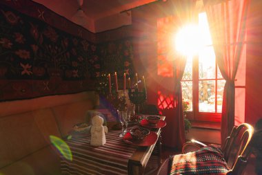 Geleneksel Noel kutlamaları için dekore edilmiş Ukrayna etnik evi