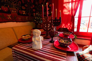 Geleneksel Noel kutlamaları için dekore edilmiş Ukrayna etnik evi