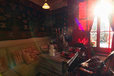 Geleneksel Noel kutlamaları için dekore edilmiş Ukrayna etnik evi