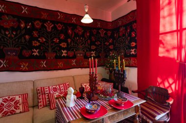 Geleneksel Noel kutlamaları için dekore edilmiş Ukrayna etnik evi