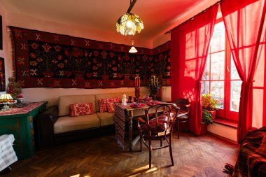 Geleneksel Noel kutlamaları için dekore edilmiş Ukrayna etnik evi