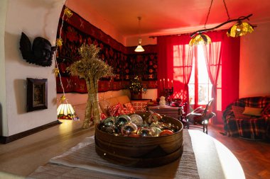 Geleneksel Noel kutlamaları için dekore edilmiş Ukrayna etnik evi